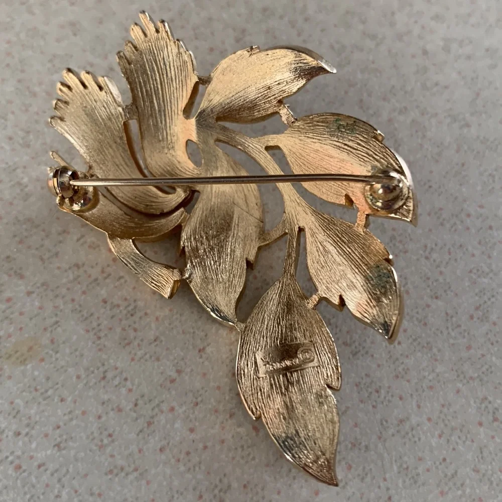 Vintage Crown Trifari gold tone broach (350)